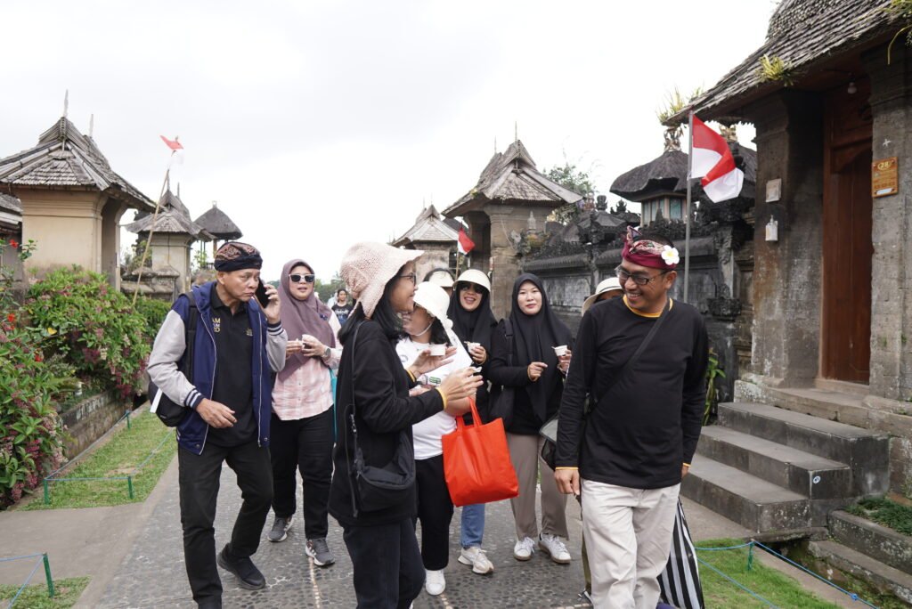 Guide Tour: Sahabat Wisatawan dalam Mengenal Budaya dan Sejarah